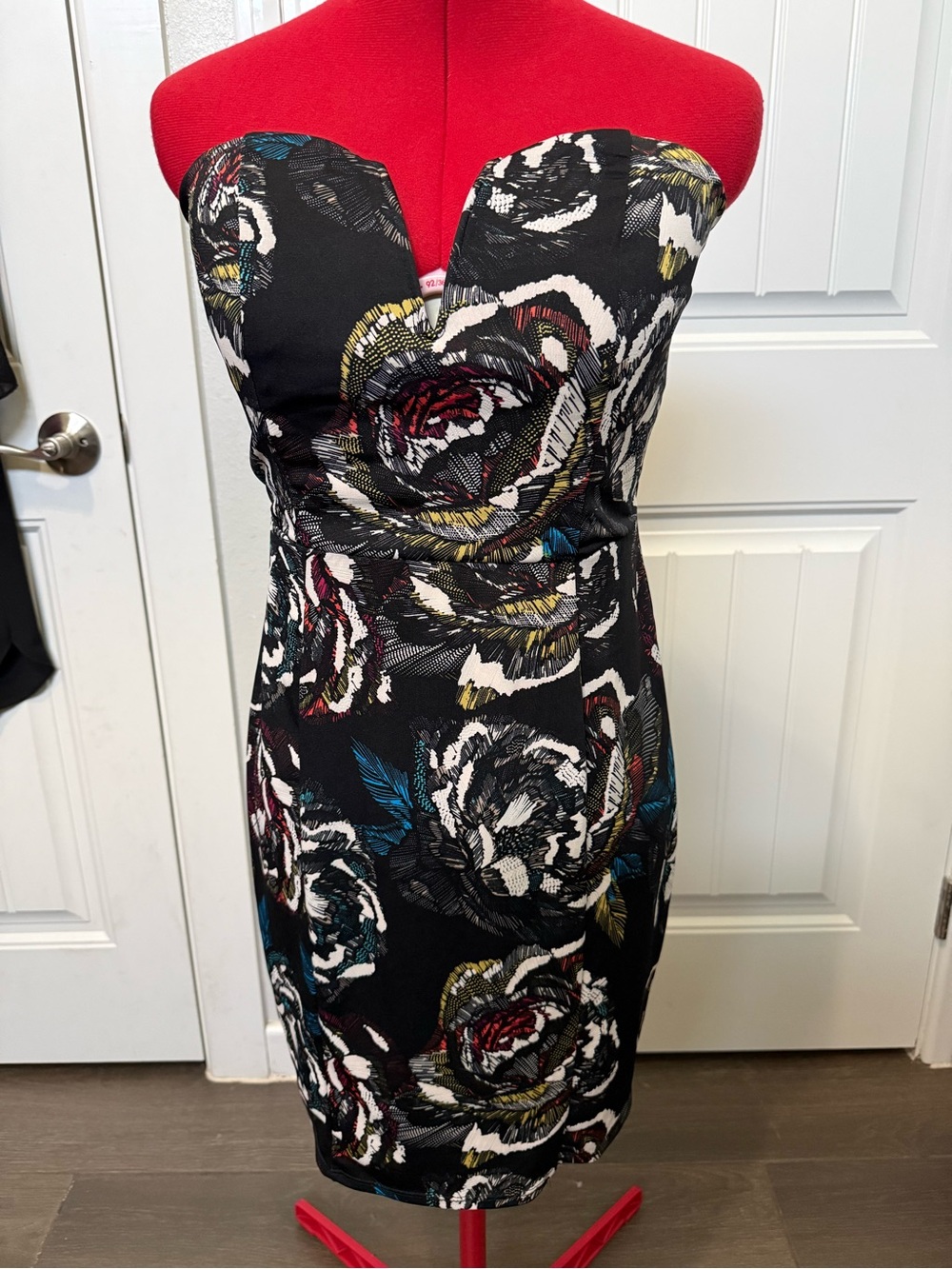 bailey blue Strapless Black Floral Sheath Dress with Multicolor Blooms Sz Large
